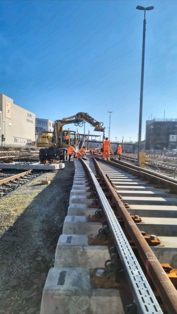 Gleisoberbauarbeiten — Einbau und Ausrichtung von Schienen auf Betonschwellen