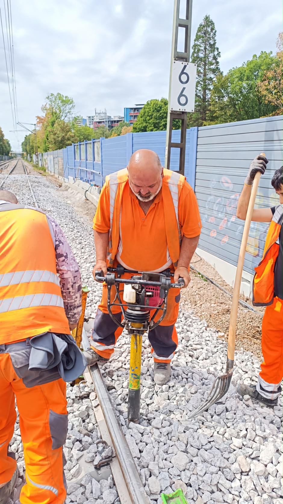 Unterstopfen der Schwellen mit der Stopfhacke